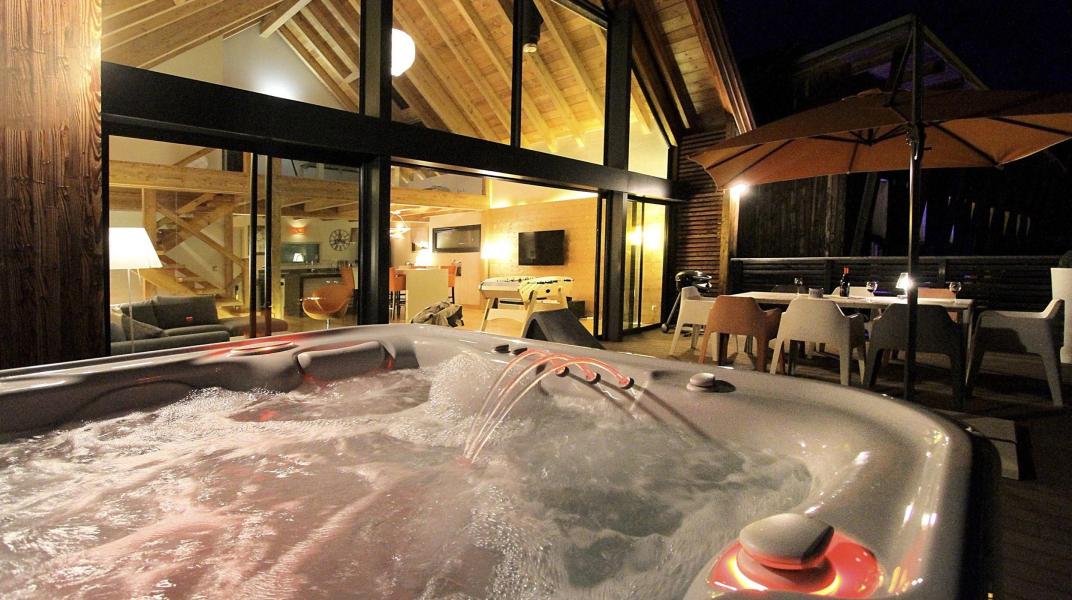 Holiday in mountain resort Chalet Snö Lodge - Les 2 Alpes - Jacuzzi