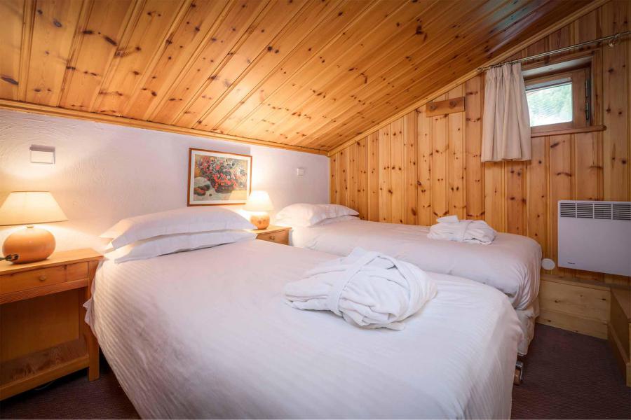 Holiday in mountain resort Chalet Vallon - Val d'Isère - Bedroom under mansard