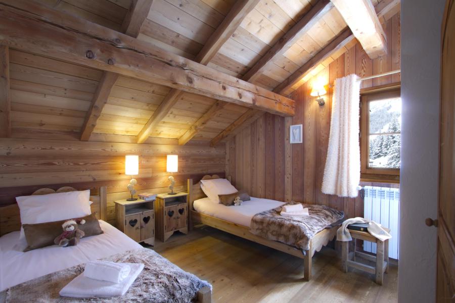 Holiday in mountain resort 10 room triplex chalet 15 people (Chartreuse) - Chalets Chartreuse et Alexandre - Les 2 Alpes - Bedroom under mansard