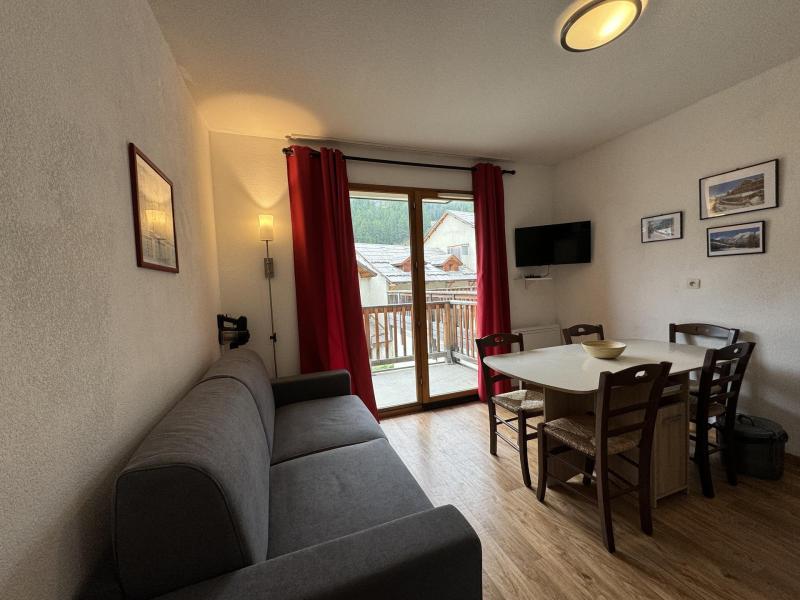 Urlaub in den Bergen 2-Zimmer-Appartment für 6 Personen (004) - Chalets de Bois Méan A - Les Orres - Wohnzimmer