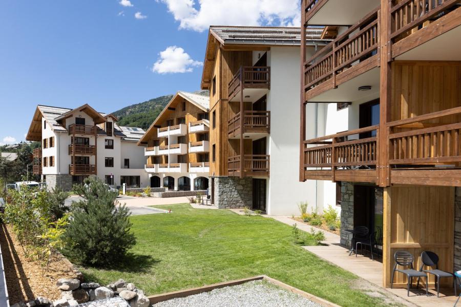 Urlaub in den Bergen Daddy Pool Terresens Le Cristal Lodge - Serre Chevalier - Draußen im Sommer