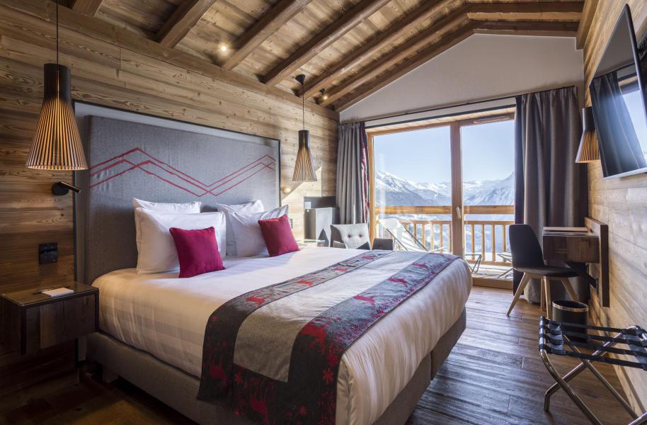 Holiday in mountain resort Hôtel Alparena - La Rosière - Bedroom under mansard