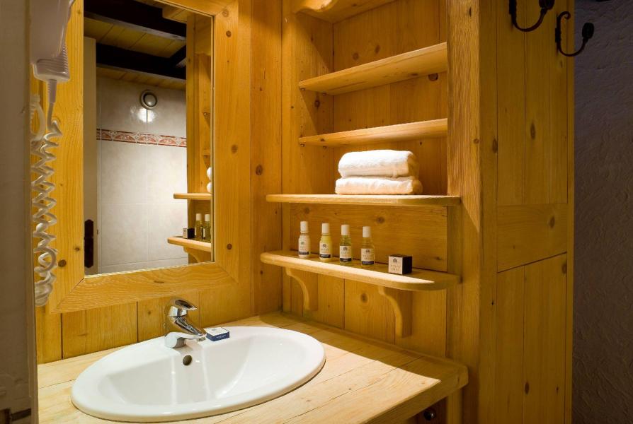 Holiday in mountain resort Hôtel Ibiza - Les 2 Alpes - Wash-hand basin