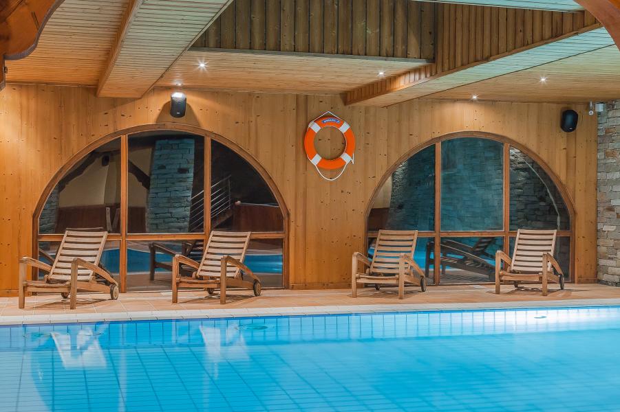 Vacances en montagne Hôtel les Balcons Village - La Plagne - Piscine