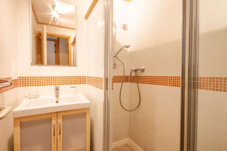 Holiday in mountain resort 3 room duplex apartment 6 people (10) - Le Cypierre - Morzine - Shower room