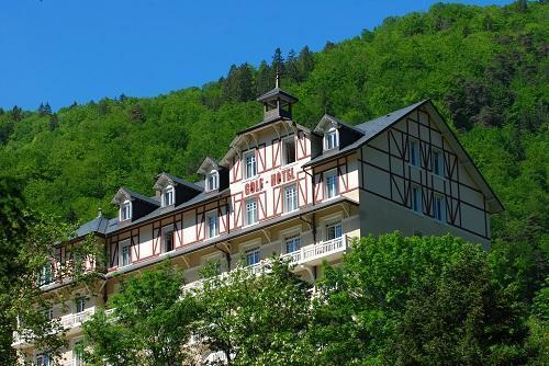 Vacances en montagne Le Golf Hôtel - Brides Les Bains - Extérieur été