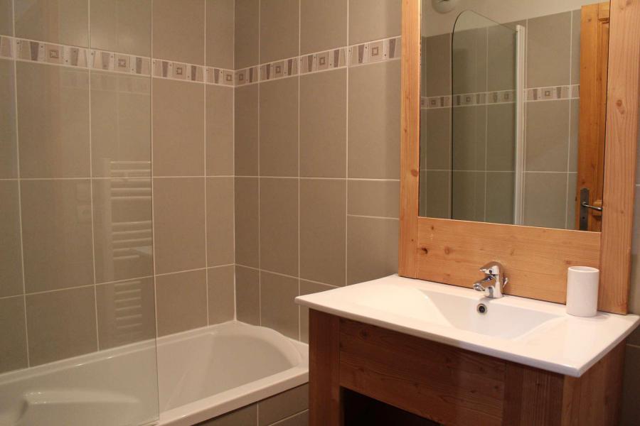 Holiday in mountain resort 4 room duplex apartment 6 people (D22) - Le Hameau des Rennes - Vars - Shower room