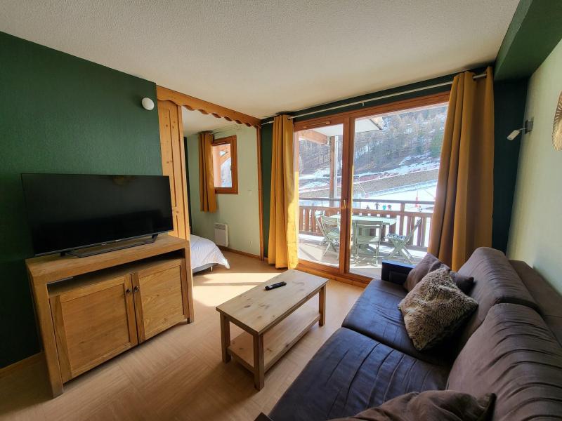 Holiday in mountain resort 2 room apartment sleeping corner 6 people (220) - Le Parc des Airelles - Les Orres - Living room