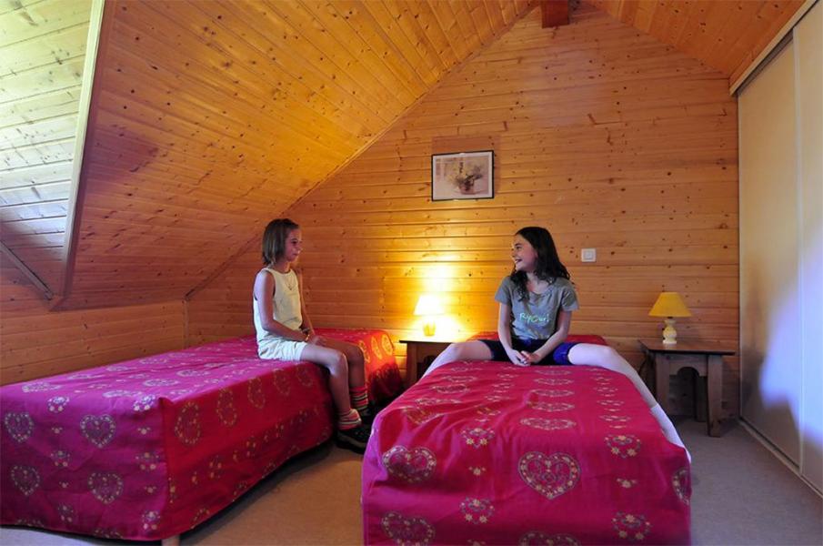 Holiday in mountain resort Le Village Gaulois - Saint-François Longchamp - Bedroom under mansard