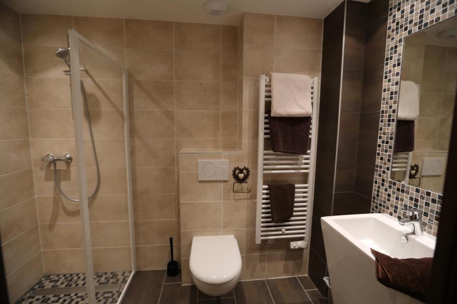 Holiday in mountain resort 4 room apartment 8 people (6) - Les Chalets d'Adrien - Valloire - Shower room