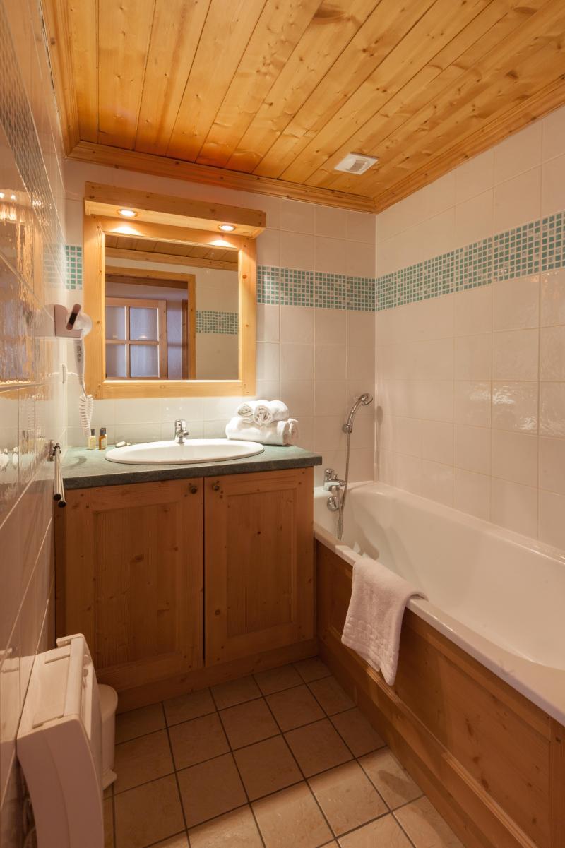 Holiday in mountain resort Les Chalets de l'Adonis - Les Menuires - Bath-tub