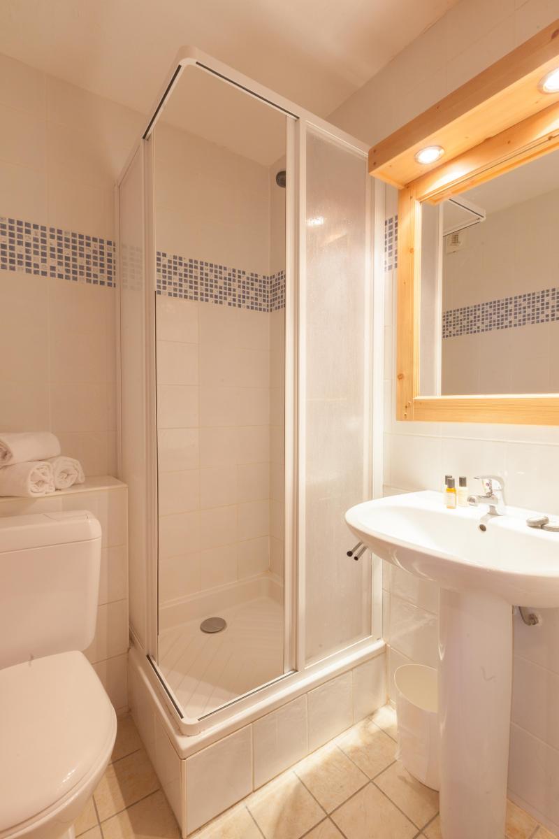 Holiday in mountain resort Les Chalets de l'Adonis - Les Menuires - Shower room
