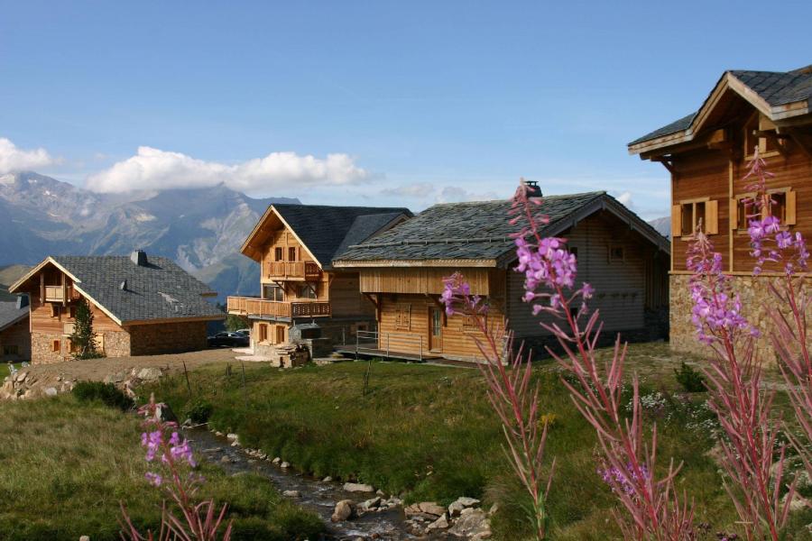 Location au ski Les Chalets de l'Altiport - Alpe d'Huez - Extérieur été