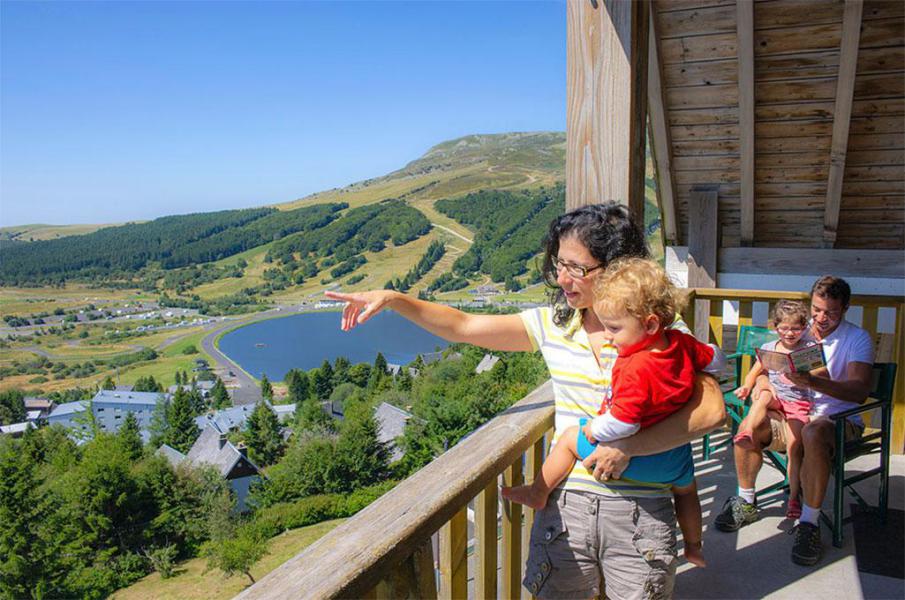 Аренда на лыжном курорте Les Chalets de Super-Besse - Super Besse - летом под открытым небом