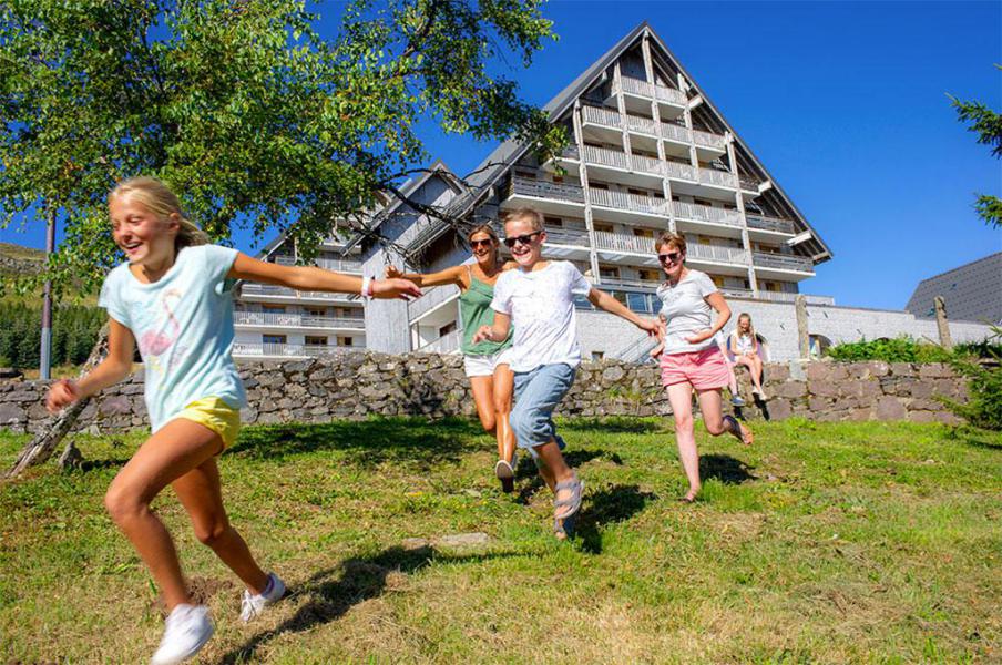 Skiverleih Les Chalets de Super-Besse - Super Besse - Draußen im Sommer