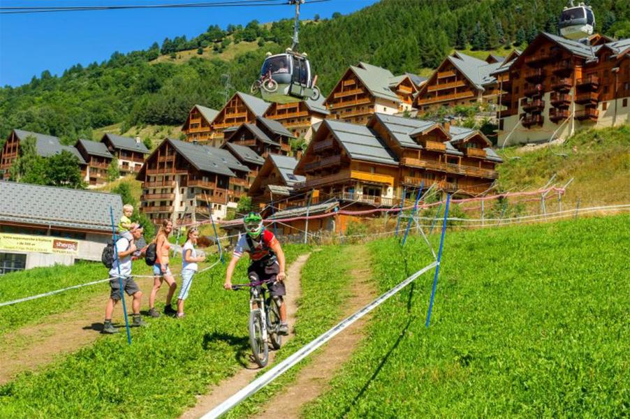 Аренда на лыжном курорте Les Chalets de Valoria - Valloire - летом под открытым небом