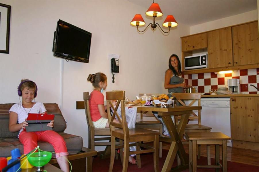 Holiday in mountain resort Les Chalets de Valoria - Valloire - Kitchen