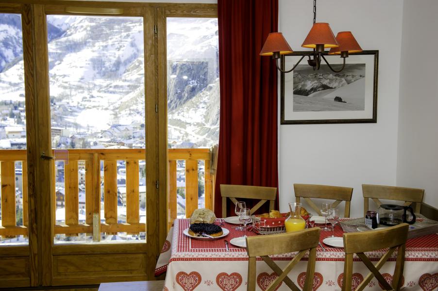 Holiday in mountain resort Les Chalets de Valoria - Valloire - Table