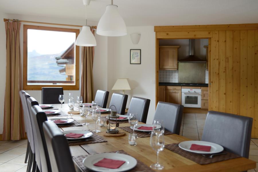 Holiday in mountain resort Les Chalets des Deux Domaines - Peisey-Vallandry - Table