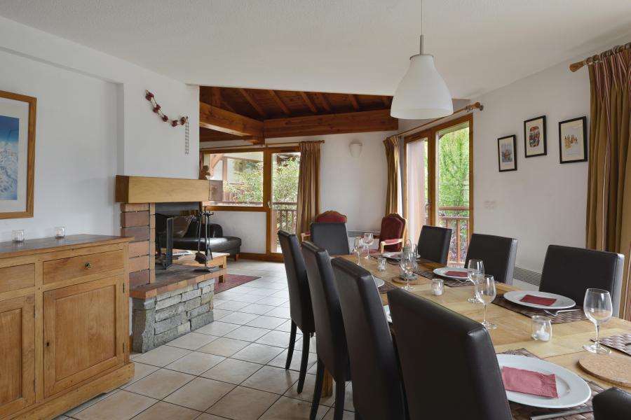 Holiday in mountain resort Les Chalets des Deux Domaines - Peisey-Vallandry - Table