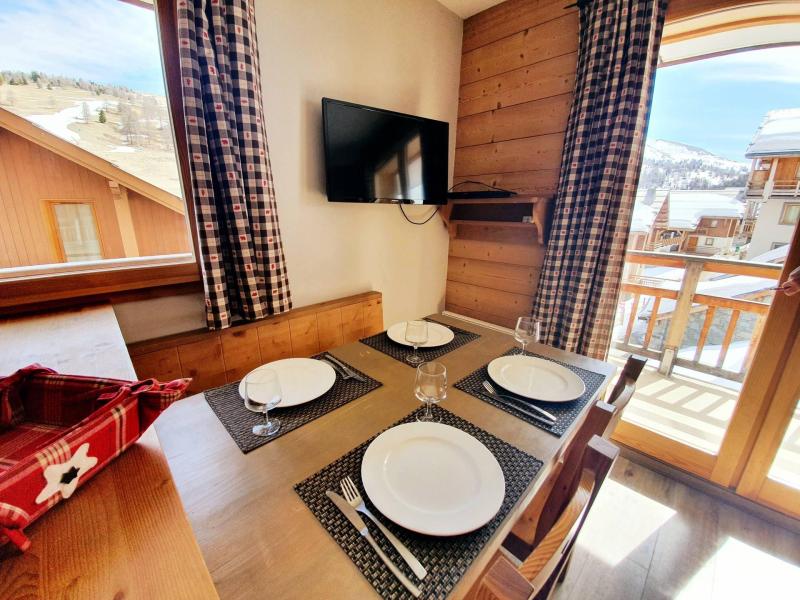 Holiday in mountain resort 2 room apartment 4 people (A21) - Les Chalets des Rennes - Vars - Living room