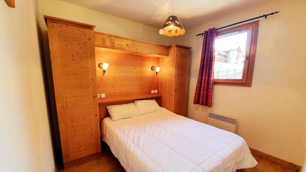 Holiday in mountain resort 2 room apartment 4 people (E33) - Les Chalets des Rennes - Vars - Bedroom