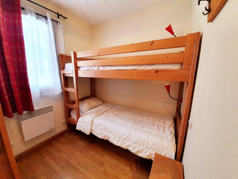 Holiday in mountain resort 4 room duplex apartment 8 people (G11) - Les Chalets des Rennes - Vars - Bedroom