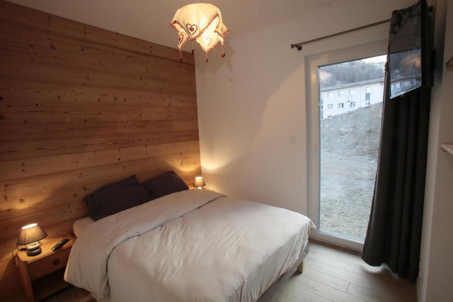 Holiday in mountain resort 3 room apartment 4 people (1) - Les Chalets du Grand Galibier - Valloire - Bedroom