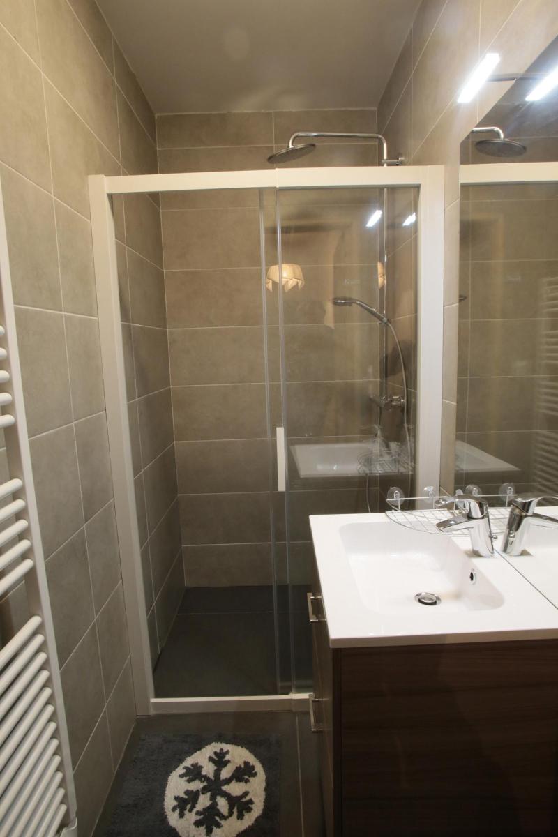 Holiday in mountain resort 3 room apartment 4 people (1) - Les Chalets du Grand Galibier - Valloire - Shower room