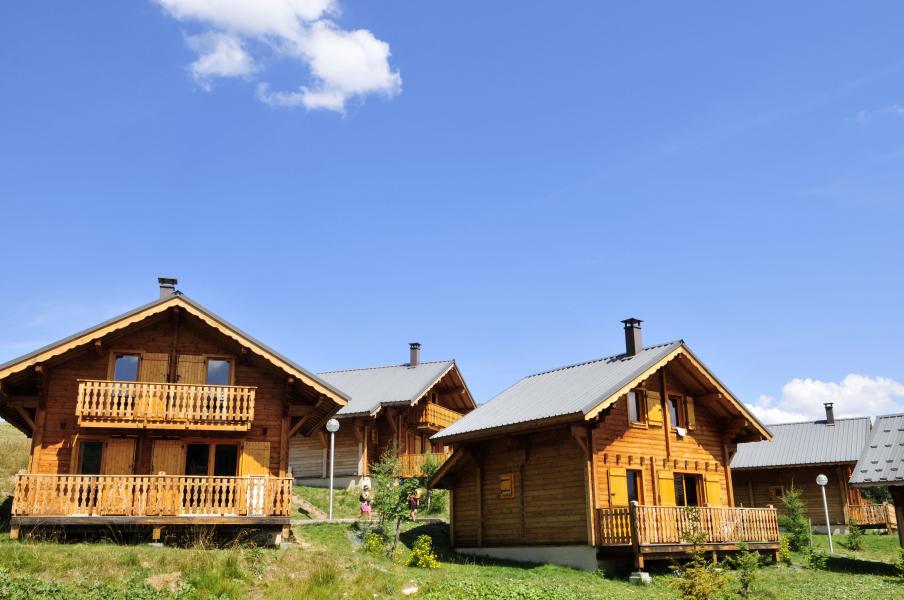 Аренда на лыжном курорте Les Chalets Goélia - La Toussuire - летом под открытым небом