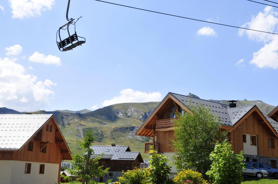 Ski verhuur Les Chalets Goélia - La Toussuire - Buiten zomer