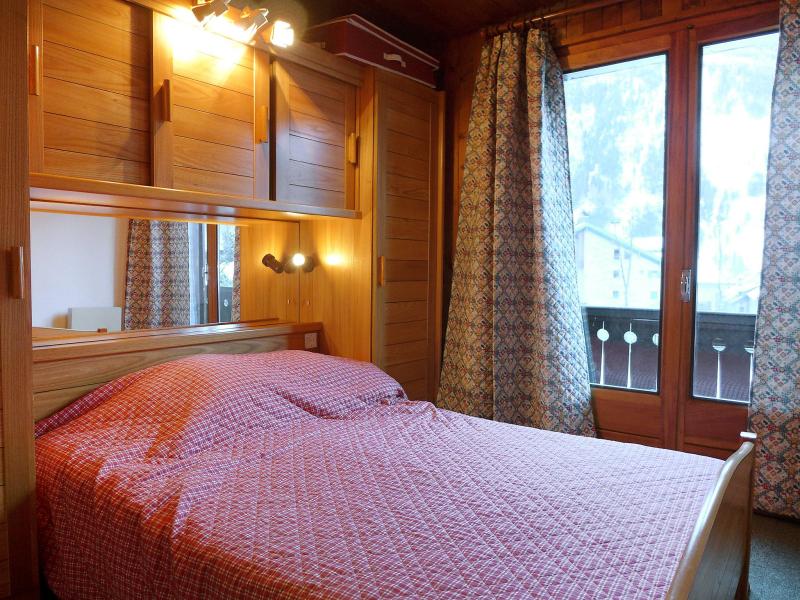 Holiday in mountain resort 3 room apartment 6 people (3) - Les Charmoz - Chamonix - Bedroom