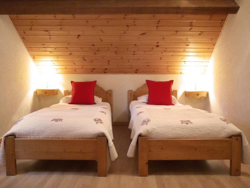 Holiday in mountain resort 6 room duplex apartment 12 people (5) - Les Fermes du Planet - Valloire - Bedroom under mansard