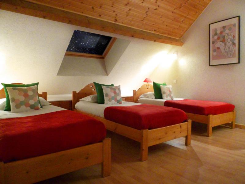 Holiday in mountain resort 6 room duplex apartment 12 people (5) - Les Fermes du Planet - Valloire - Bedroom under mansard