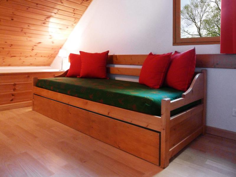 Holiday in mountain resort 6 room duplex apartment 12 people (5) - Les Fermes du Planet - Valloire - Bedroom under mansard