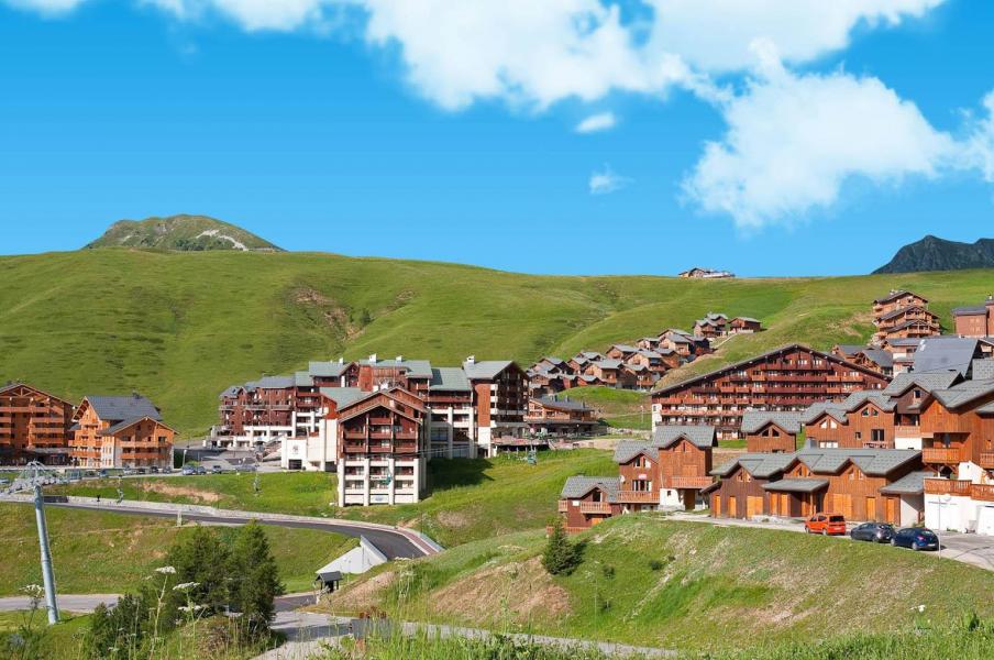Vacances en montagne Les Lodges des Alpages - La Plagne - Extérieur été