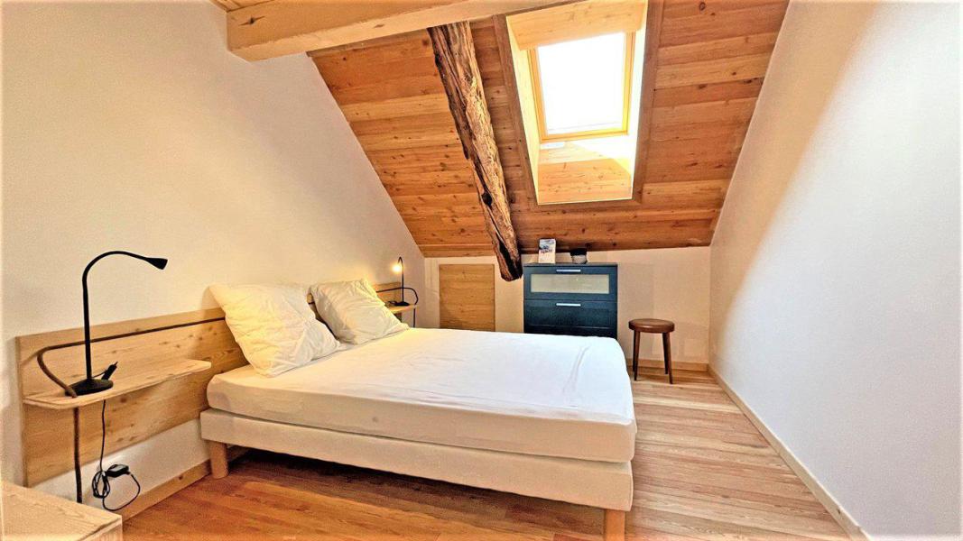 Holiday in mountain resort 4 room triplex chalet 8 people - Maison Miage - Pelvoux - Bedroom
