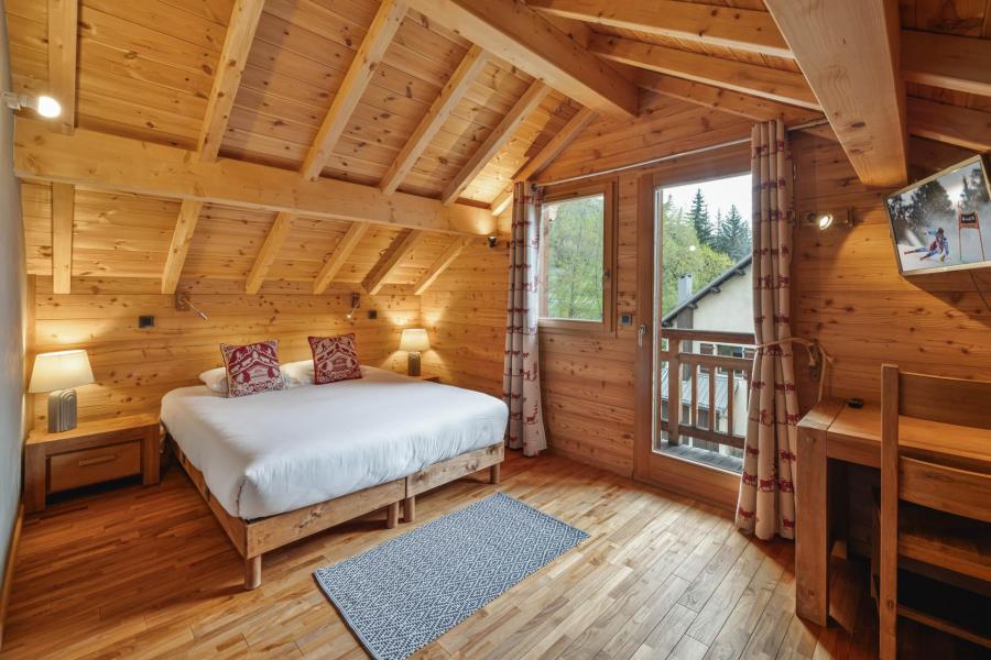 Holiday in mountain resort 9 room triplex chalet 11 people (Marmotte 2) - MARMOTTANT - Serre Chevalier - Bedroom