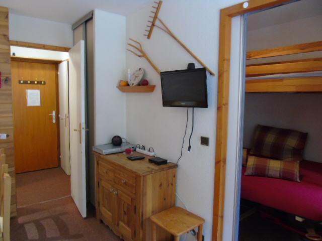 Holiday in mountain resort Studio cabin 4 people (M2-106) - Melezets 2 - Valfréjus - Living room