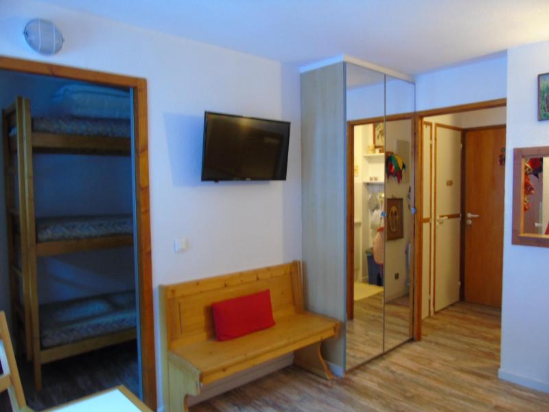 Holiday in mountain resort Studio cabin 4 people (M2-327) - Melezets 2 - Valfréjus - Living room