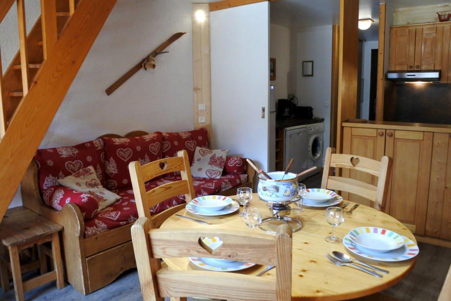 Holiday in mountain resort 3 room apartment 4 people (1) - Résidence Alp'Airelles - Morzine - Living room