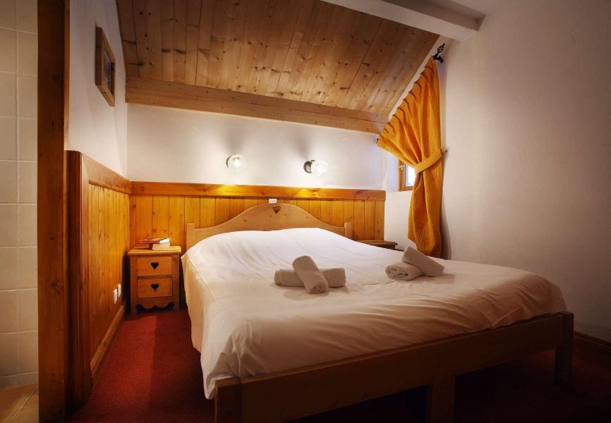 Holiday in mountain resort Résidence Chalet des Neiges - Oz en Oisans - Bedroom under mansard
