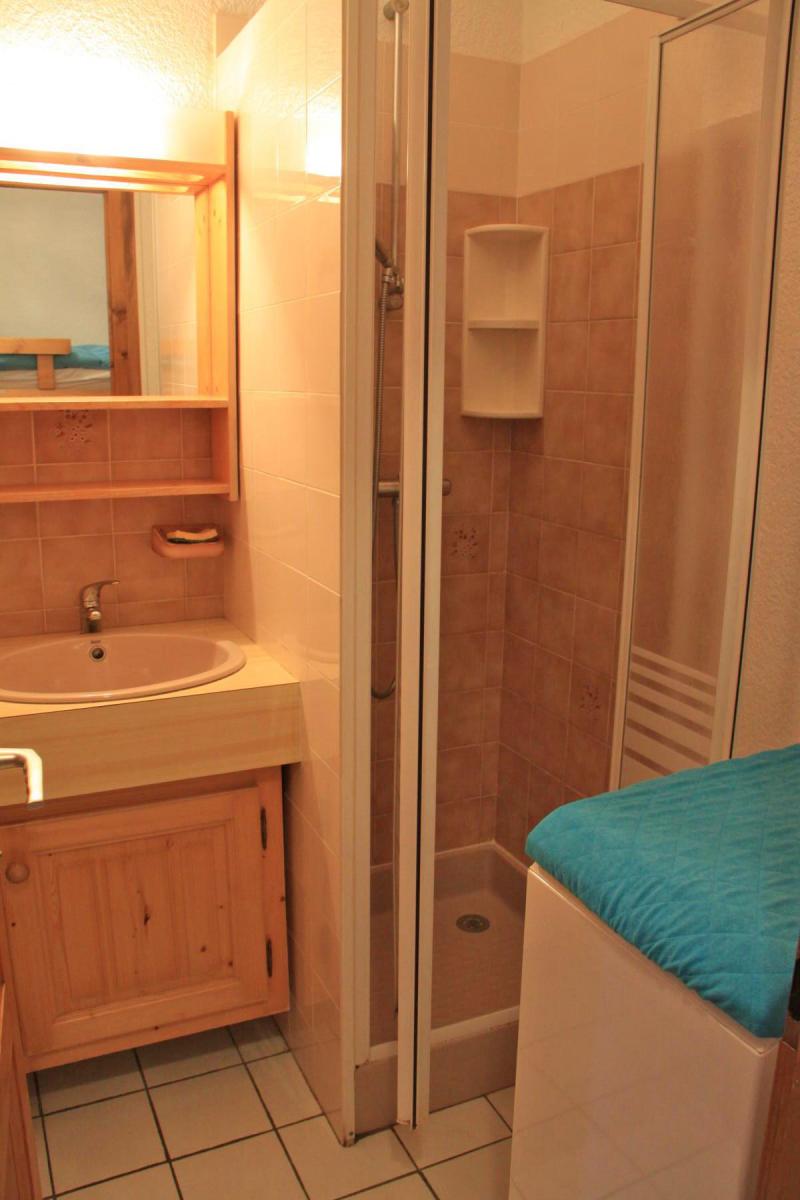 Holiday in mountain resort Studio sleeping corner 4 people - Résidence Chantemerle - Les Gets - Shower room