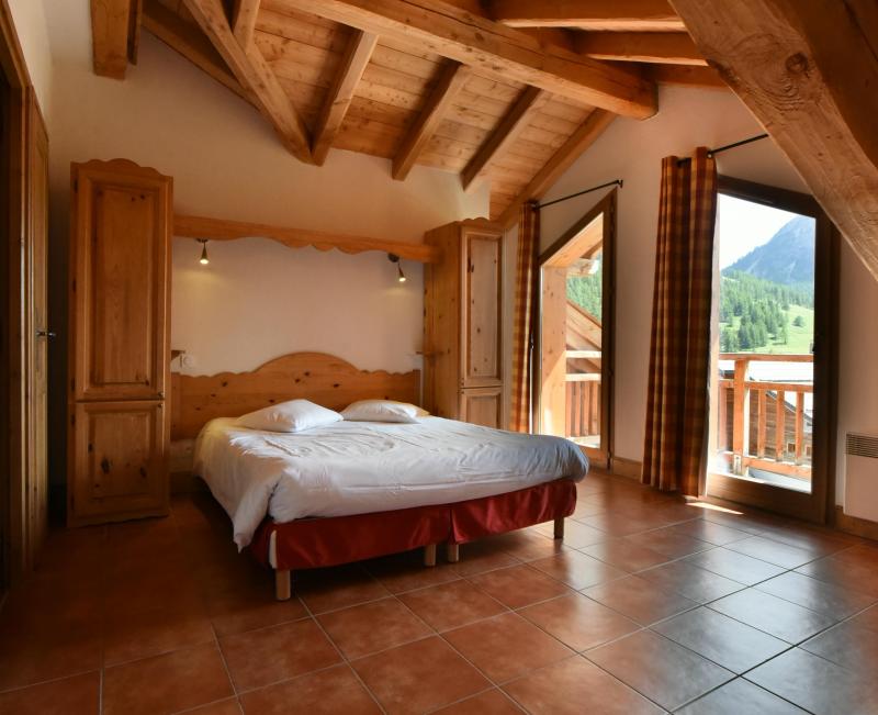 Holiday in mountain resort Résidence Club MMV le Hameau des Airelles - Montgenèvre - Bedroom under mansard