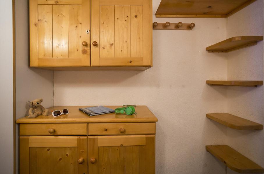 Holiday in mountain resort Studio sleeping corner 5 people (0864) - Résidence des Lauzières - Les Arcs - Cupboard