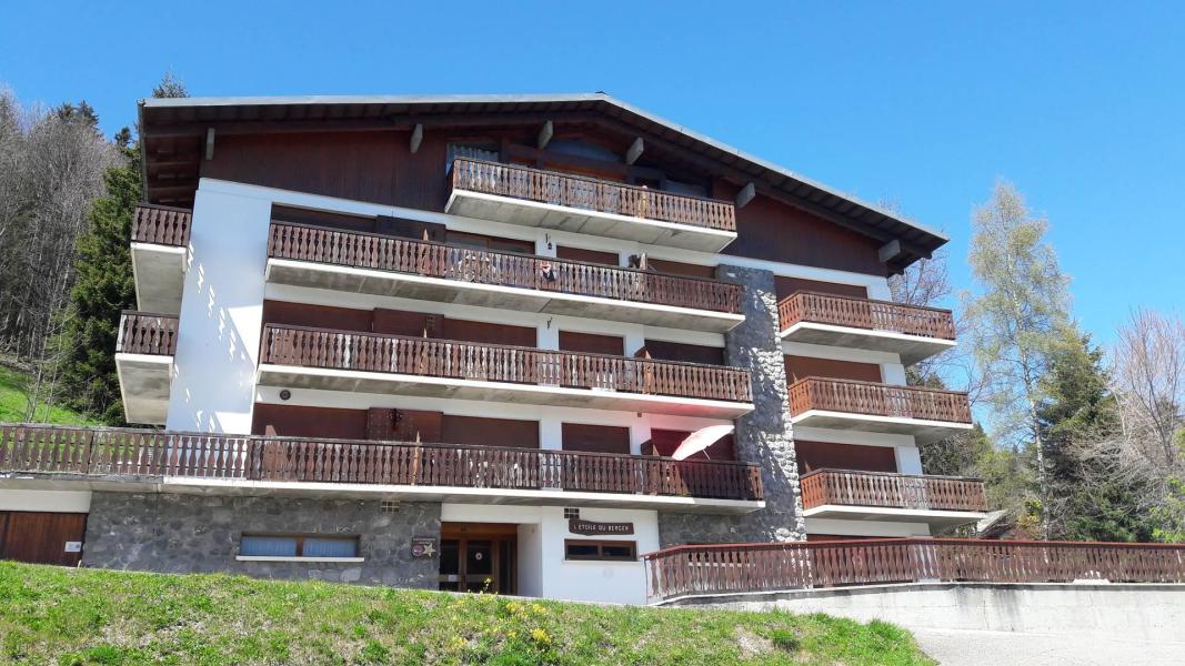Rent in ski resort Résidence Etoile du Berger - Les Gets - Summer outside