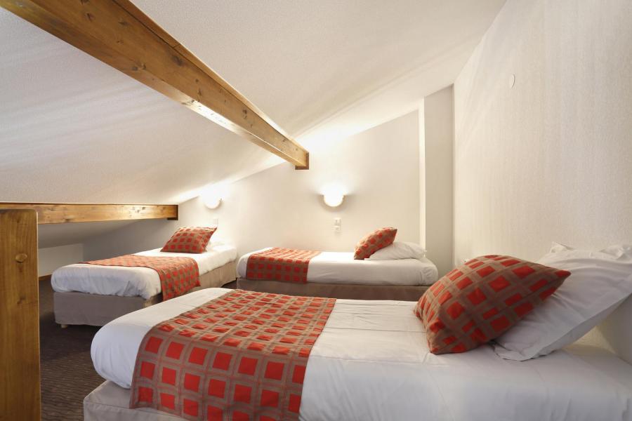 Holiday in mountain resort Résidence Grand Massif - Morillon - Bedroom under mansard