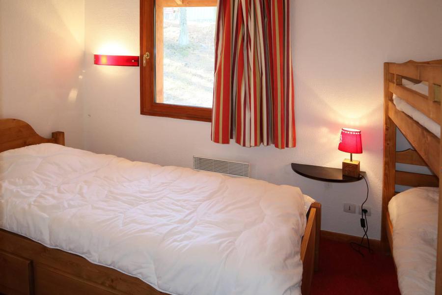 Holiday in mountain resort 3 room duplex apartment 6 people (1006) - Résidence la Combe d'Or - Les Orres - Bedroom