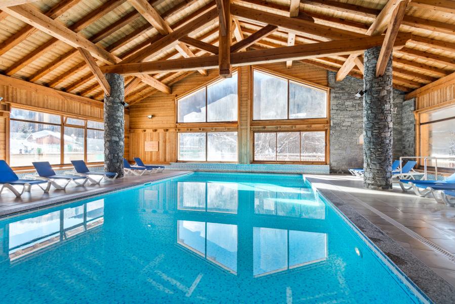 Holiday in mountain resort Résidence Lagrange le Hameau du Rocher Blanc - Serre Chevalier - Swimming pool