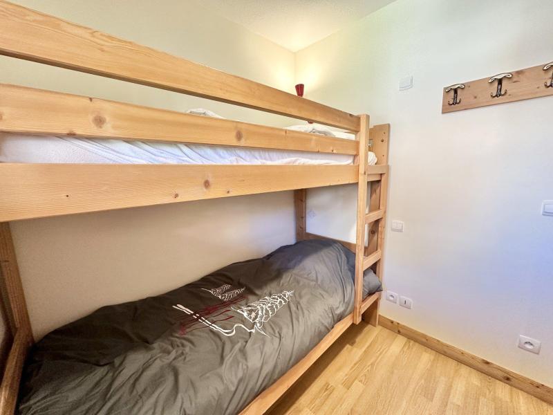 Holiday in mountain resort 3 room apartment 6 people (E31) - Résidence Le Hameau Des Rennes - Vars - Bunk beds